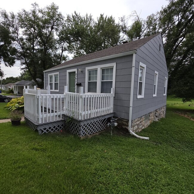 Foto del edificio - Cozy 3 bedrooms and 1 bath home located on Brooklane St in Raytown, MO.