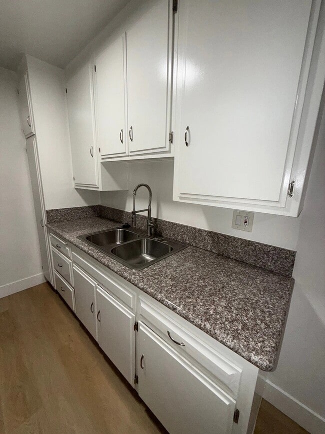 Building Photo - 10776 Rose Ave