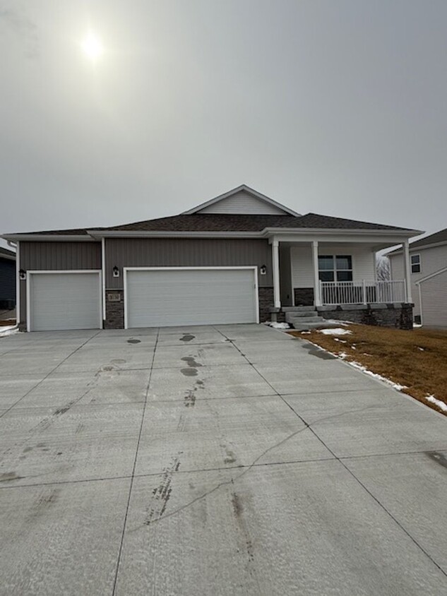 Primary Photo - Bennington Ranch With 3 Car Garage & Finis...