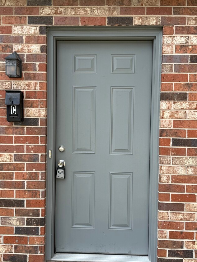 Entrada - 1071 Oakland Ave SE