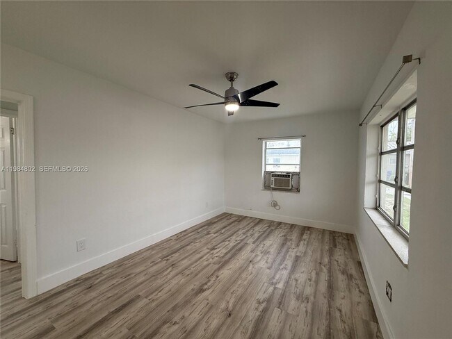 Foto del edificio - 1942 NE 172nd St