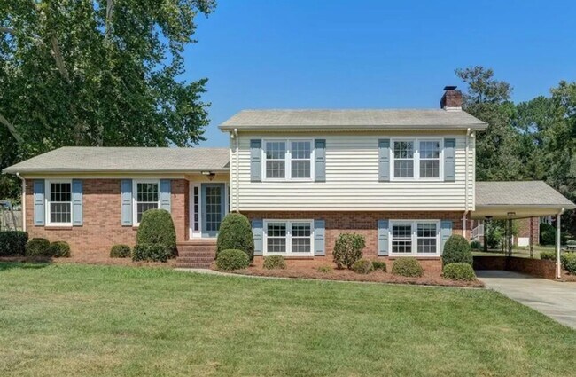 Building Photo - The Best of Both Worlds: Secluded Feel wit...