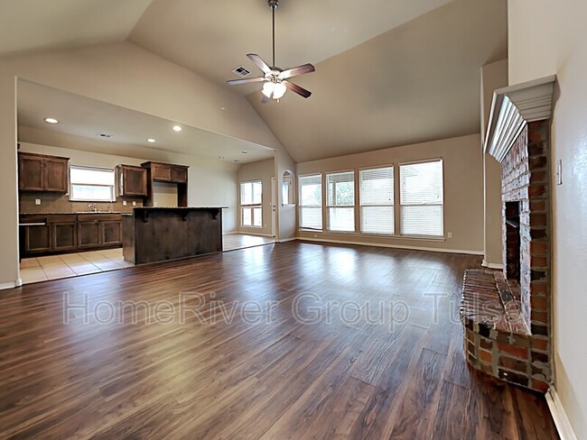 Foto del edificio - 9016 N 156th E Ave