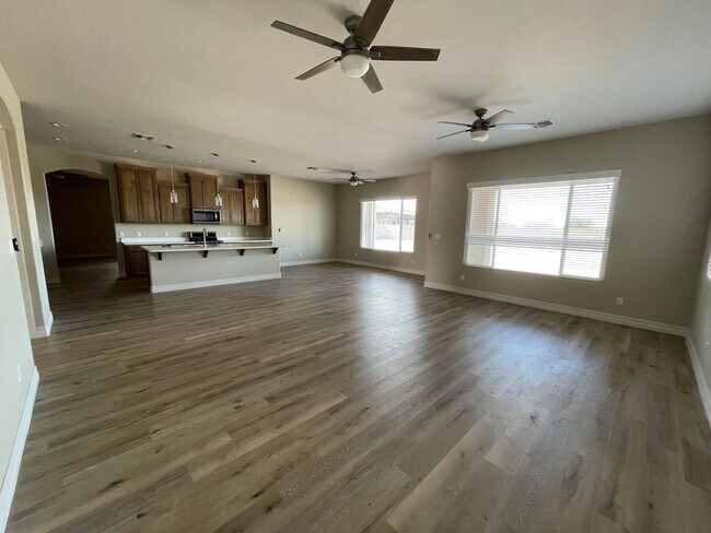 Building Photo - NEARLY NEW -LARGE & IMMACULATE HOME ON HUG...