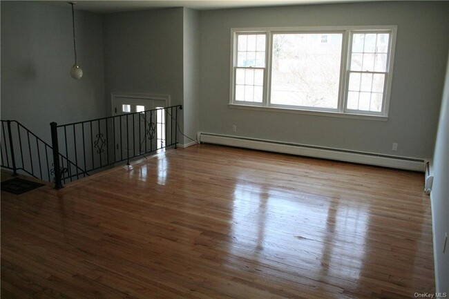 Building Photo - 275 W Clarkstown Rd