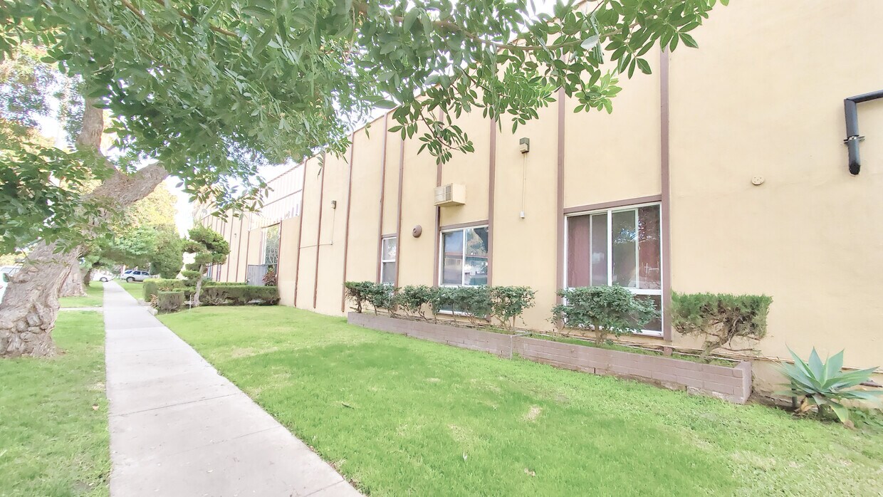 Primary Photo - 1812-1818 W Sumac Ln