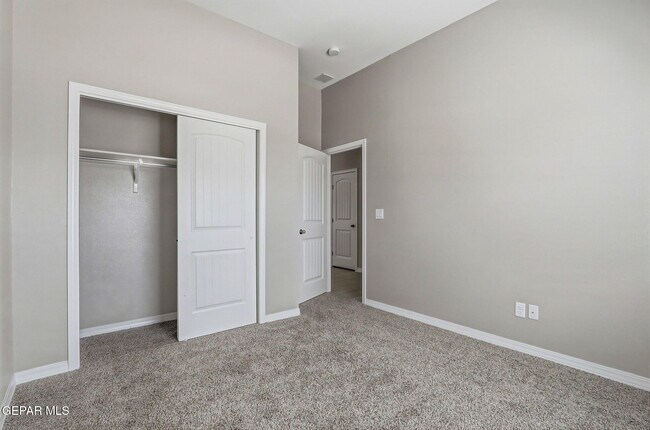 Foto del edificio - 909 Ada Ln