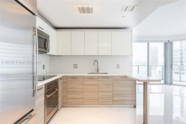 Building Photo - 1300 Brickell Bay Dr