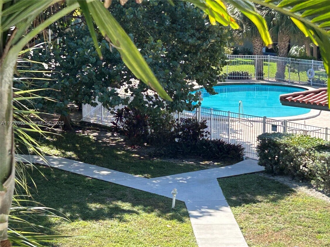 Foto principal - 250 Layne Blvd