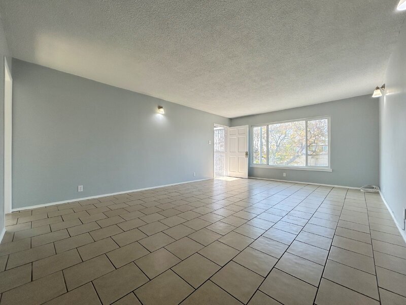 Foto principal - 8118 Stanford Ave