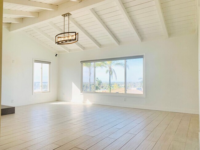 Building Photo - Welcome to this Bay Park Beauty! Updated 3...