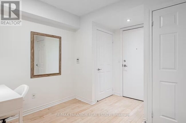 Building Photo - 250 Wellington St W