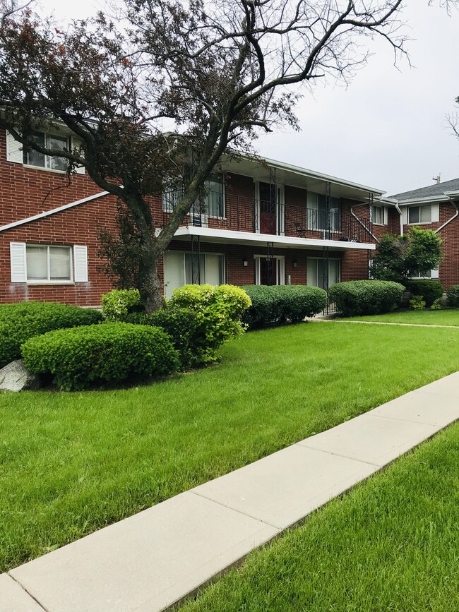 Building Photo - 9729 - 9739 W Hampton Ave