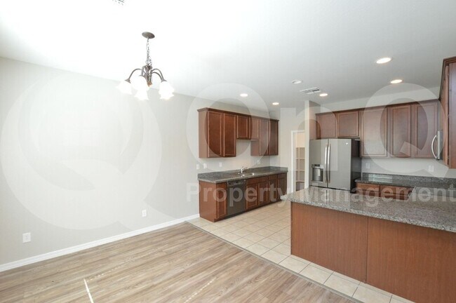 Building Photo - 880 S Utilis Dr