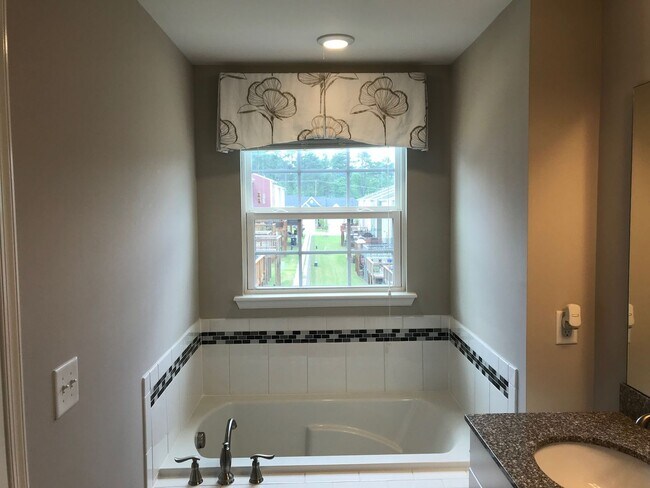 Foto del edificio - Former Model Townhome for Rent