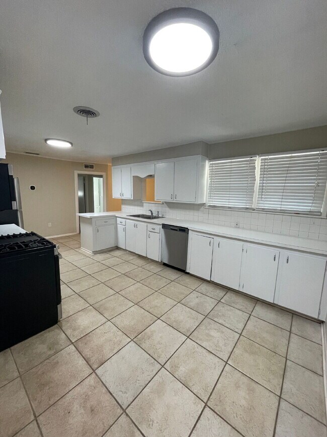Building Photo - Stunning 3-Bed, 2-Bath Retreat in Lubbock – Spacious 1558 Sq Ft Home!