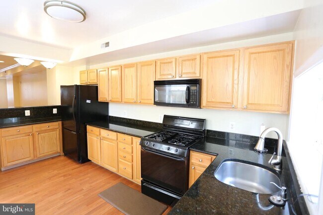Foto del edificio - 245 S Highland Ave