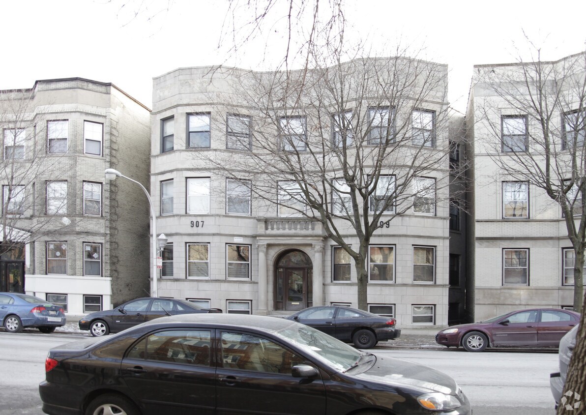 Building Photo - 909 W Sheridan Rd