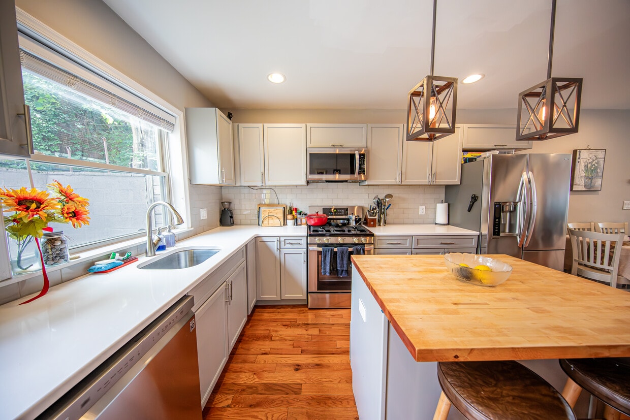 Kitchen - 2137 Sears St