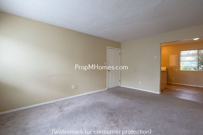 Building Photo - 6851 N Fessenden St