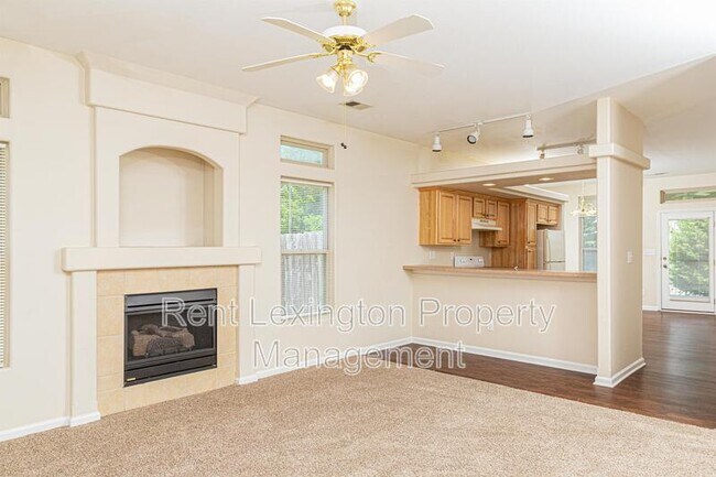 Foto del edificio - 749 Whispering Brook Trce