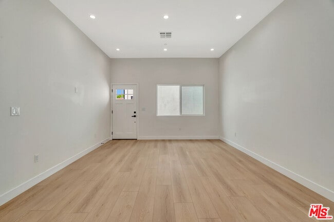 Foto del edificio - 11108 Norris Ave