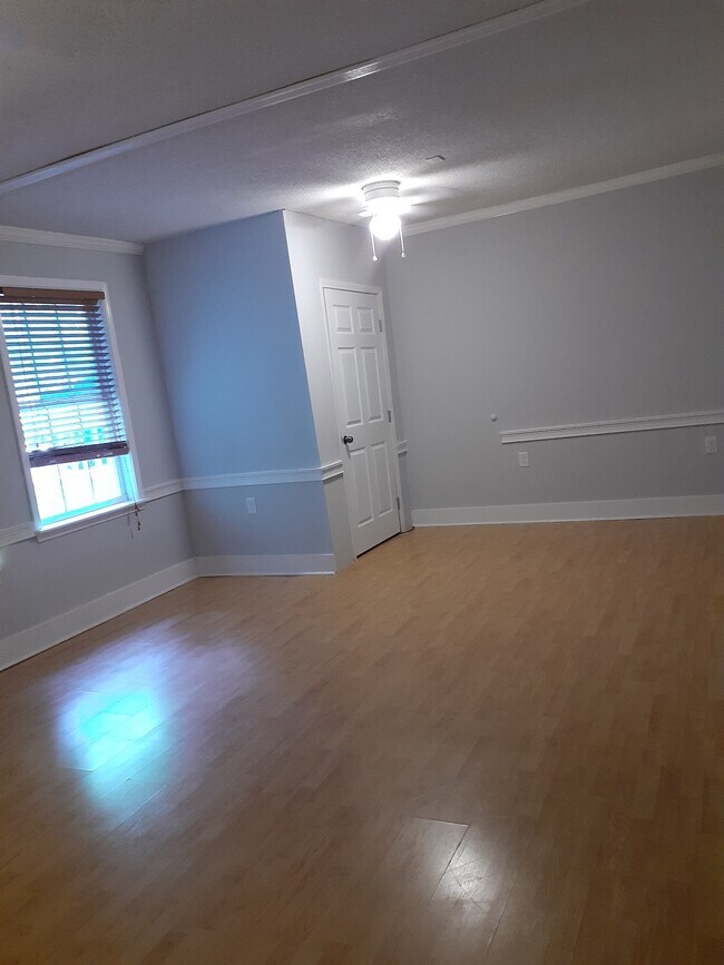Building Photo - 305 Oak Ridge Drive