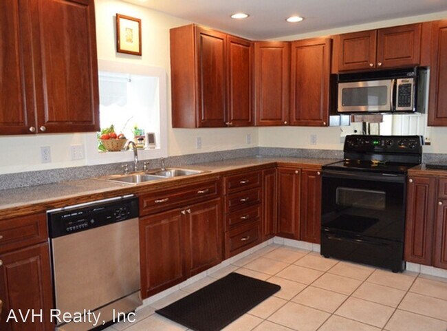 Building Photo - 2 br, 1.5 bath House - 1B Pigeon Hill Court