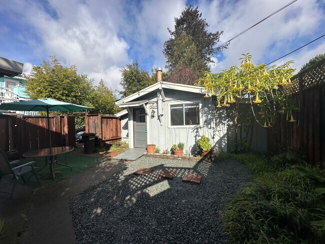 Building Photo - Open house Sunday 1/21 2-3 pm Upgraded pri...