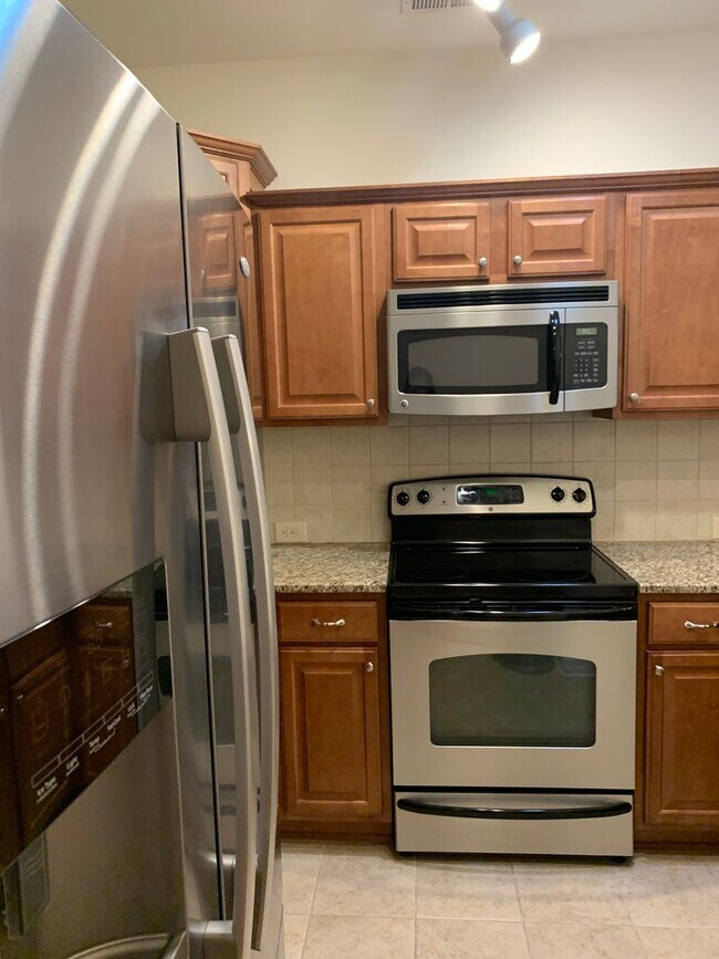 Building Photo - 2 bedroom, 2 bath one level townhome off J...