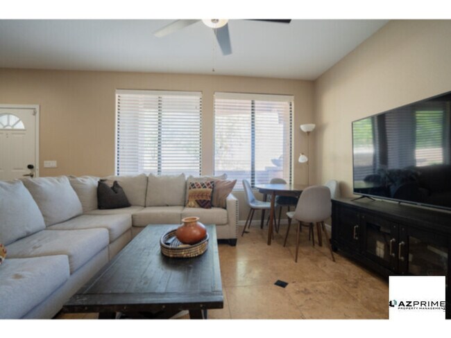 Building Photo - Beautiful 3/2.5 Glendale Townhouse with Ba...