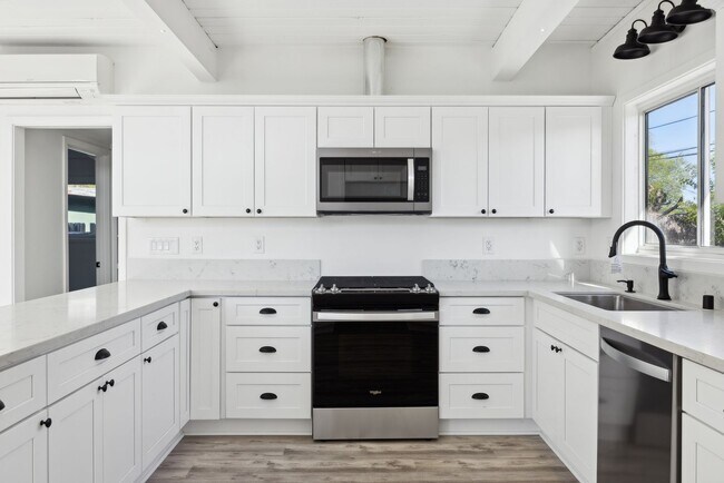 Foto del edificio - Creston Dr. Duplex