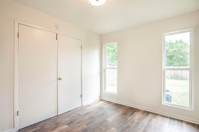 Building Photo - 8715 Pineridge Dr