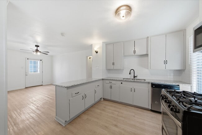 Building Photo - 1523 1/2 Bonnie Brae St