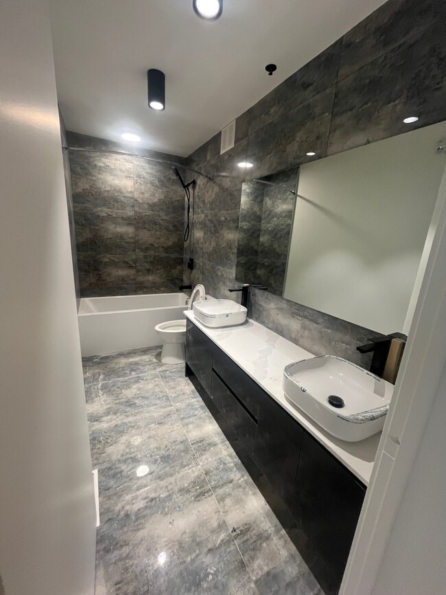 Building Photo - 238-238 Wellington Crescent