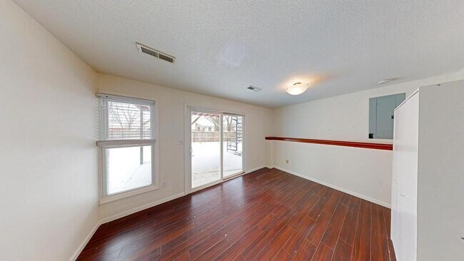 Building Photo - 548 NE Summit Dr