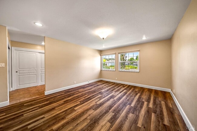 Building Photo - 601 Cherry Ct