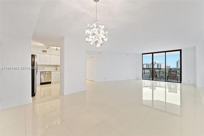 Foto del edificio - 3500 Mystic Pointe Dr