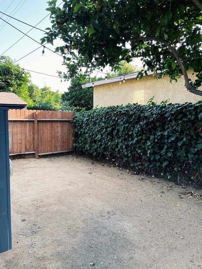 Private Back Patio - 3959 S Van Ness Ave