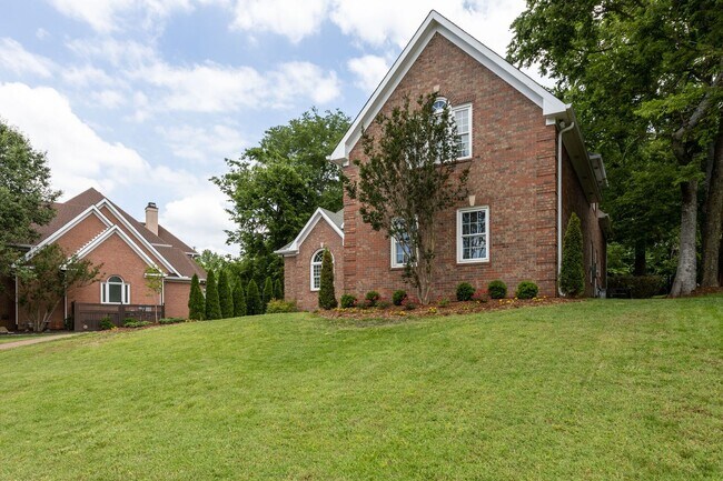 Building Photo - AVAILABLE NOW!-- Walk to Kenrose and Raven...