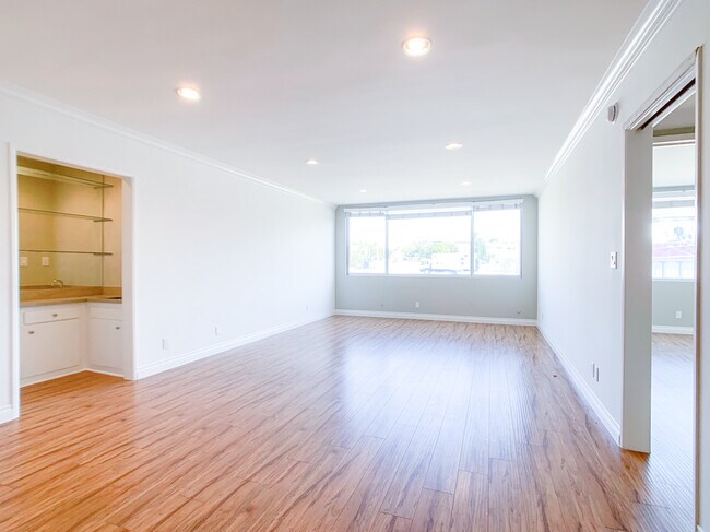 Building Photo - 8040 W 83rd St