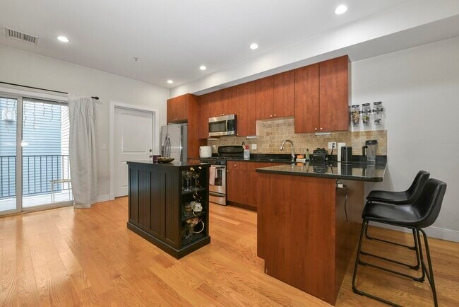 Foto del edificio - 327 W Broadway