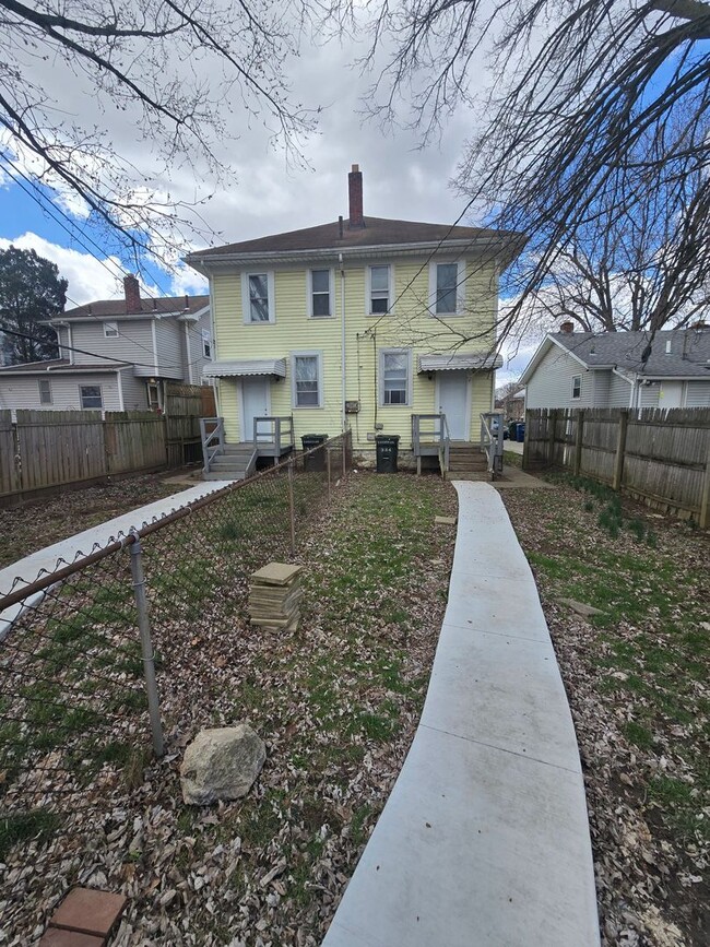 Foto del edificio - 332-334 N BURGESS AVE