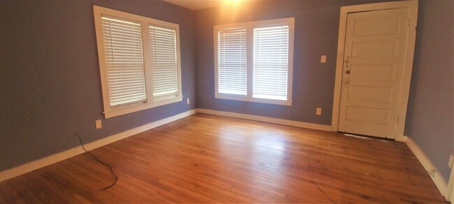 Building Photo - Bryan - 1 bedroom / 1 Bath / Fenced back y...