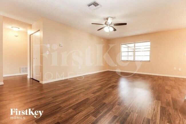 Foto del edificio - 7975 Knox Loop