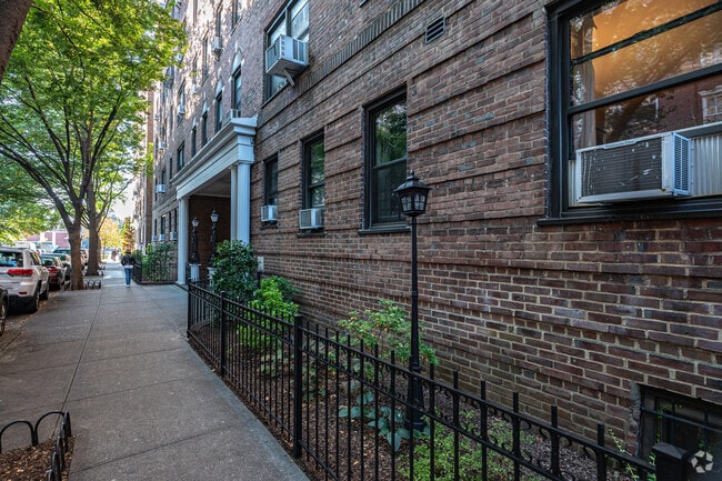 Building Photo - Colonial Court