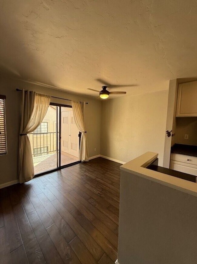 Foto del edificio - 1 bedroom/1 bath upstairs unit in Sabre Springs - Ava Now!