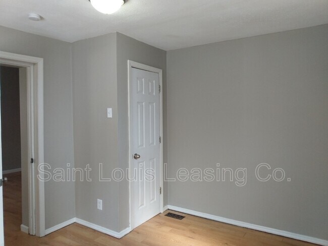 Building Photo - 4831 Oldenburg Ave