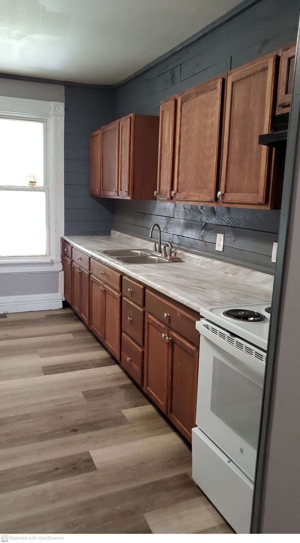 Building Photo - 3 bed 1 bath with great space just refurbi...