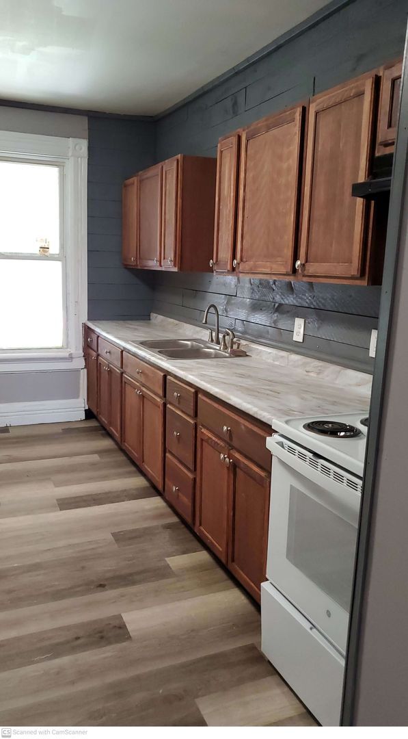 Foto del edificio - 3 bed 1 bath with great space just refurbi...